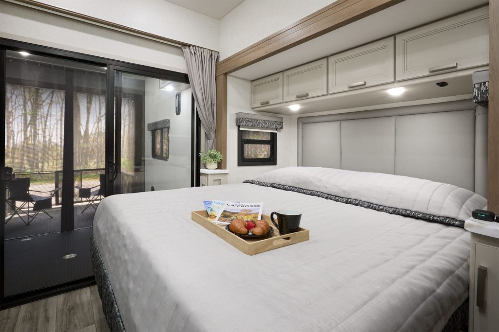 2027 Thor Motor Coach Outlaw Class A 38K Nightstar Park Collection Tilt-A-View Bed